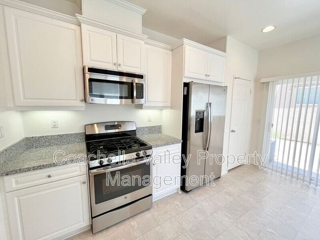 Building Photo - 532 Calle Vibrante