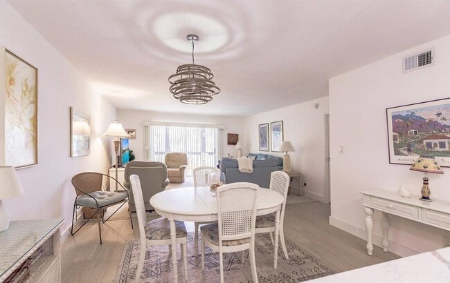 Building Photo - 1055 W Peppertree Dr