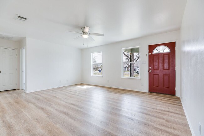 Building Photo - Updated 3 Bedroom Home For Lease!!