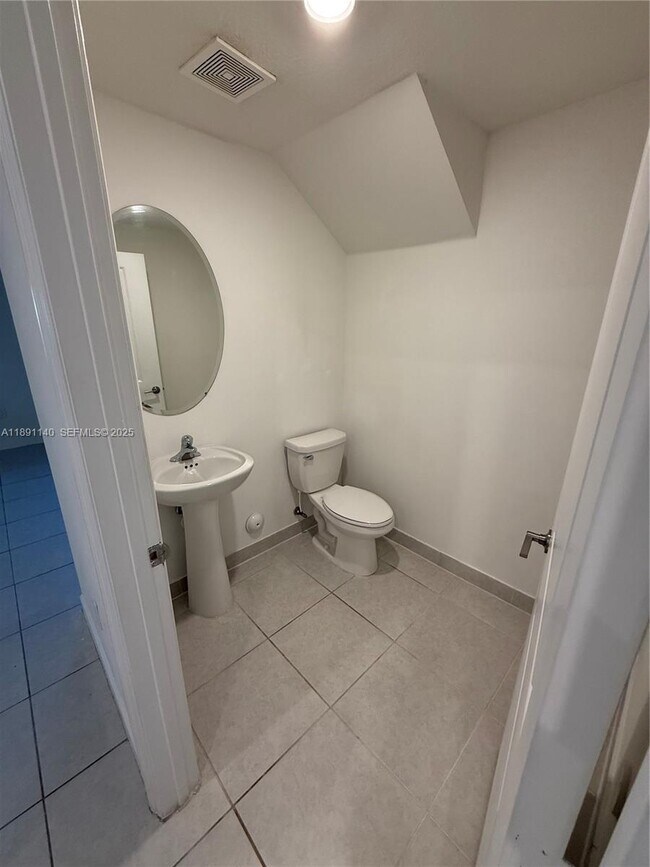 Building Photo - 1021 SE 27th Terrace