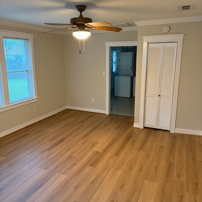 Building Photo - 1/1 with Fenced Yard - Charming Historic Home UPDATED