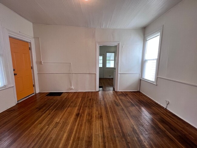 Building Photo - Bright 2 Bedroom Apartment with Laundry on Site!