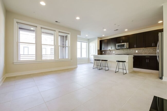 Building Photo - Updated 3br/2.5ba Condo Townhome Alexandria Walk to Metro