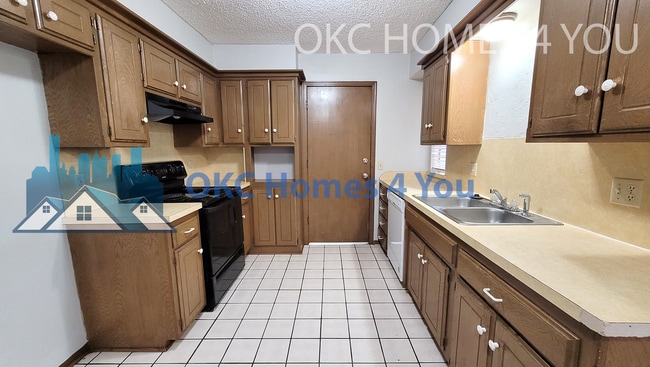 Building Photo - 2 Bed Near NW Expressway & Rockwell