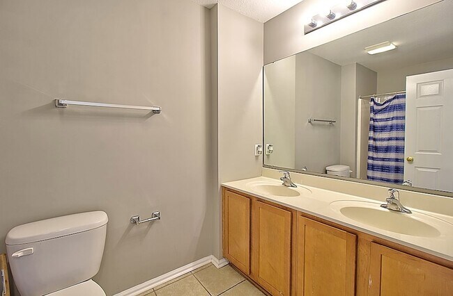 Building Photo - 127 Davila St