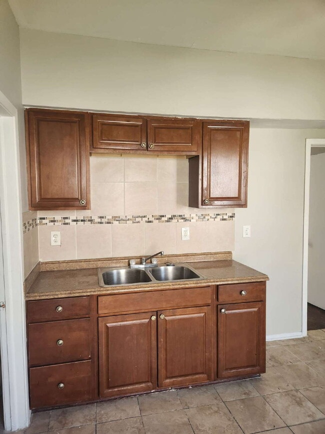 Building Photo - "2-Bedroom Duplex Downstairs Unit -Perfect...