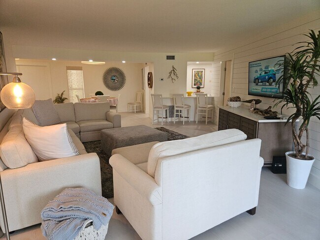 Building Photo - MODERN  SEASONAL VACATION CONDO