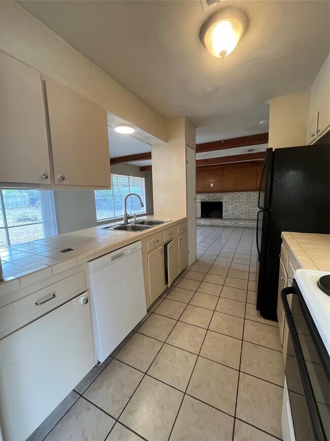 Building Photo - 1002 Hillyer St