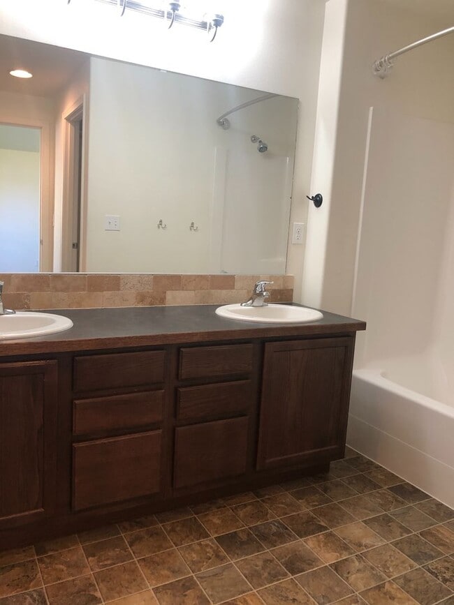 Building Photo - Cozy Home with Private Backyard!