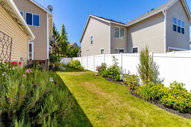 Building Photo - 3 bedroom, 2.5 bath DuPont home featuring AC!