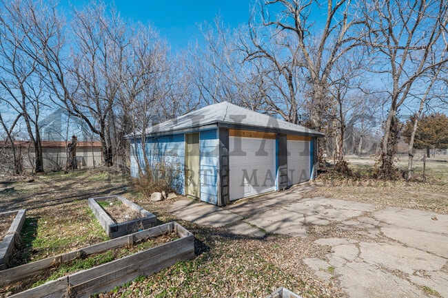 Building Photo - 2225 N Chautauqua St