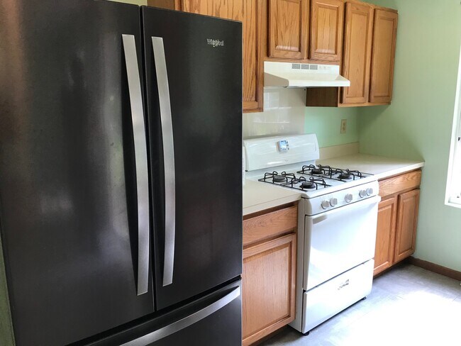 Building Photo - 204 Cherry St