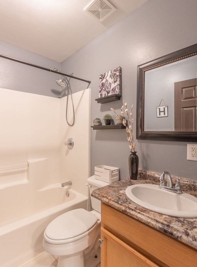 Building Photo - 3bd/2ba home available in December