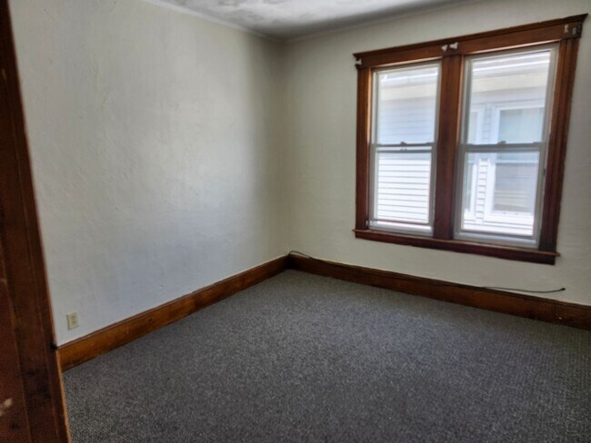 Building Photo - 3 Bed, 1 Bath 3rd floor apartment