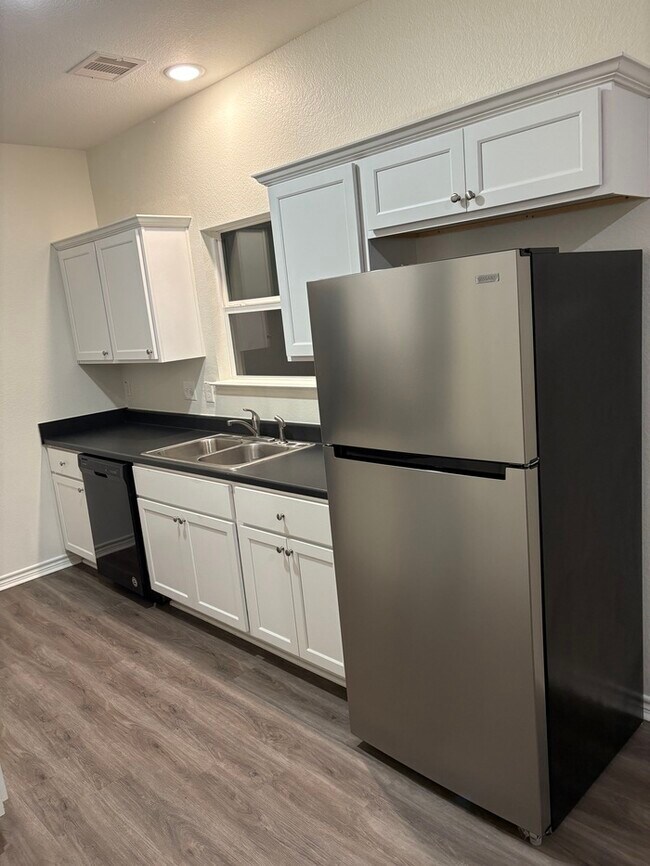 Building Photo - 914 Country Club Dr