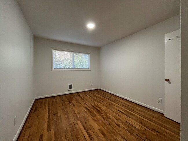 Building Photo - Cozy 1-Bedroom Apartment with Natural Light & Outdoor Living-Single level, feels more like a home...