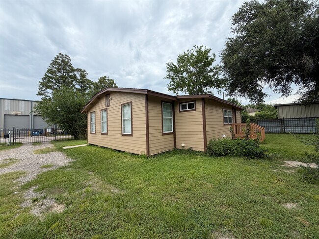 Building Photo - 8907 Meadow Vista Blvd