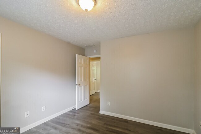 Building Photo - 25 Woodland Dr