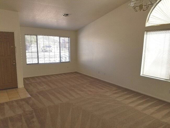 Building Photo - SPACIOUS HOME IN GREAT NORTHWEST LOCATION!