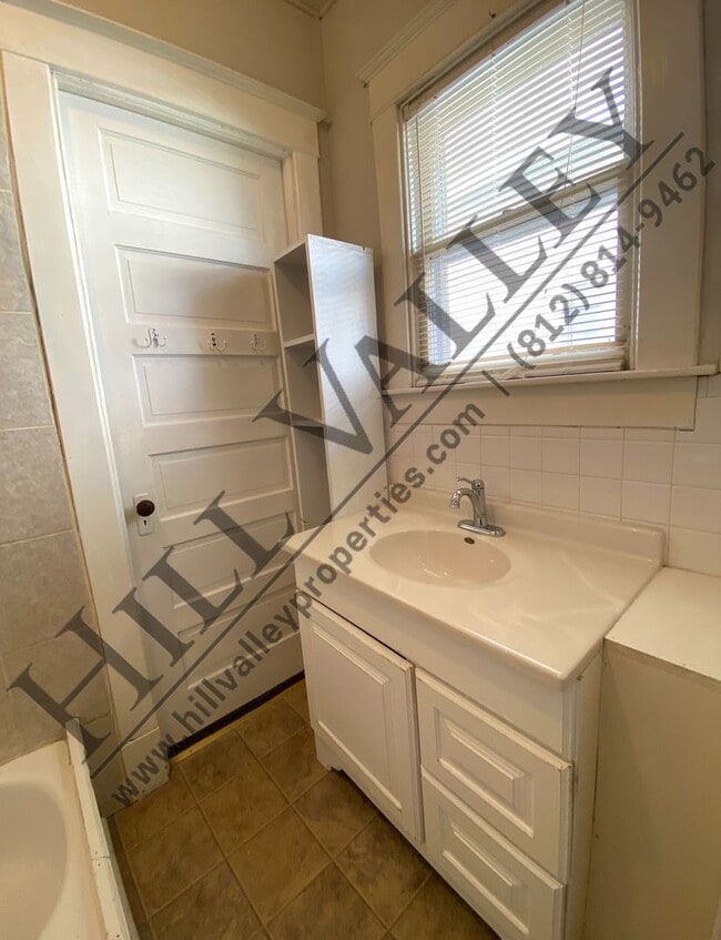 Building Photo - Two Bed, 1 1/2 Bath Home