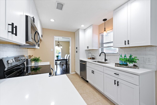 Building Photo - "Spacious 4-Bedroom Hardwood & Granite Fin...