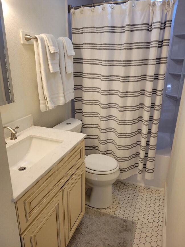 Building Photo - 505 W Spokane Ave