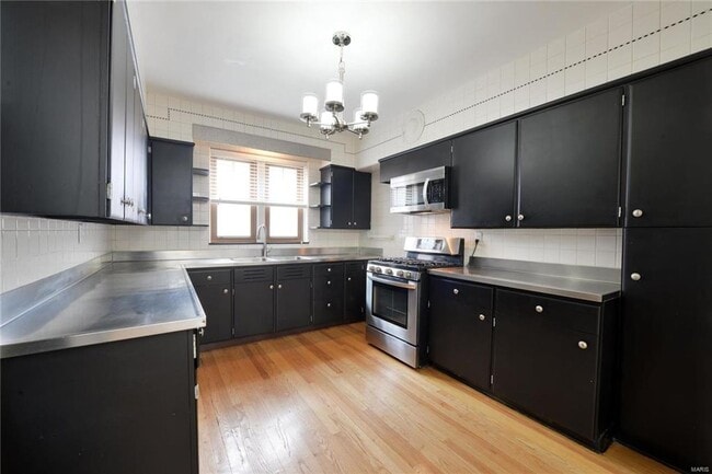 Building Photo - 7572-74 York