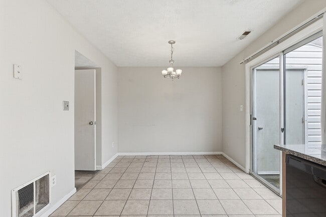 Building Photo - 72 Chelmsford Ct