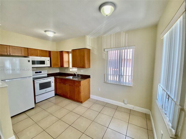 Building Photo - 930 SW 7th Ave