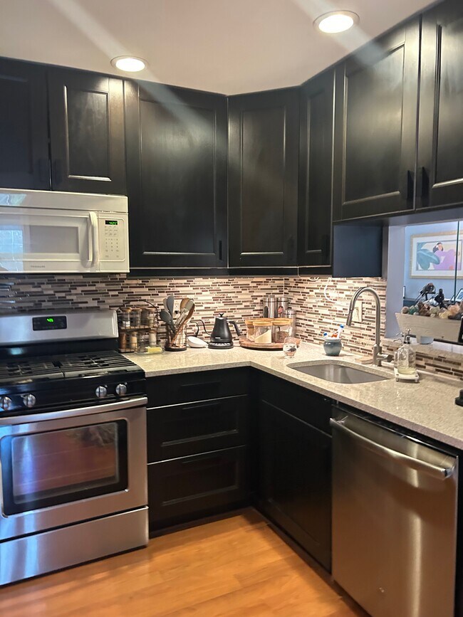 Building Photo - 13 Quince Ct