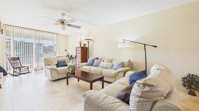 Building Photo - 381 S Hollybrook Dr