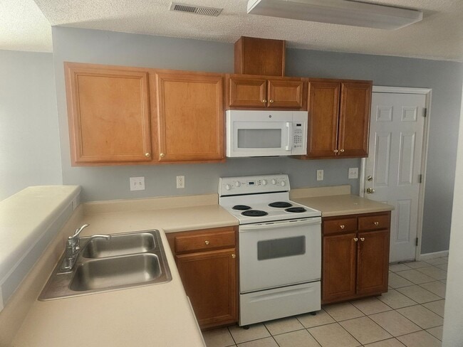 Building Photo - 5845 Regent Village Dr