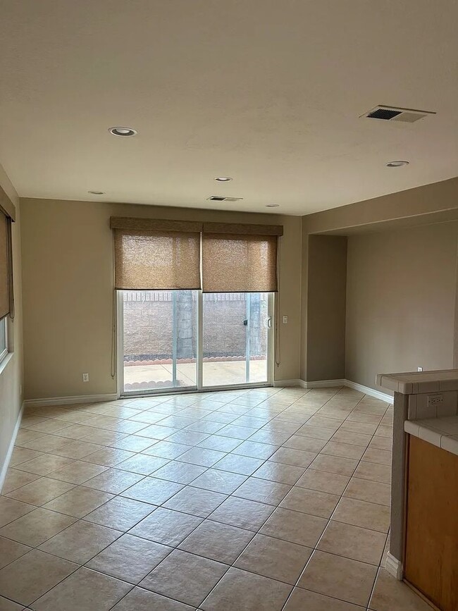 Building Photo - Newer 4bed 2.5 bath House