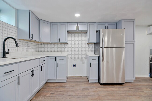 Building Photo - 29 Laurel Rd