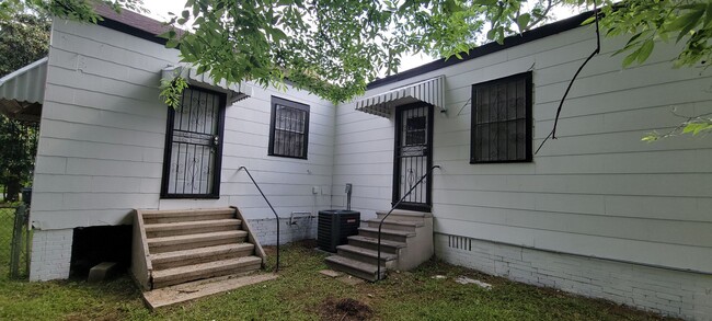 Building Photo - Great 3 bedroom/2 bath home with Oven, Ref...