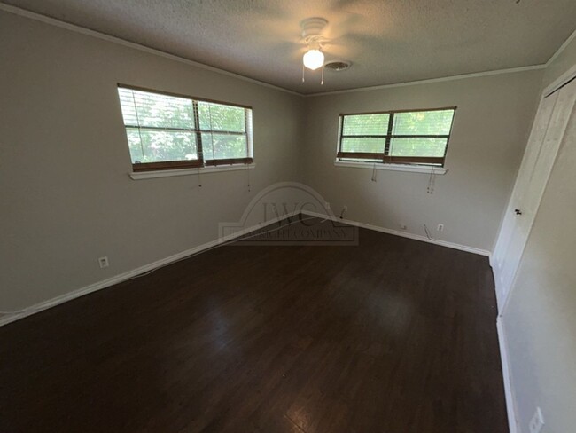 Building Photo - 601 Sutton Dr