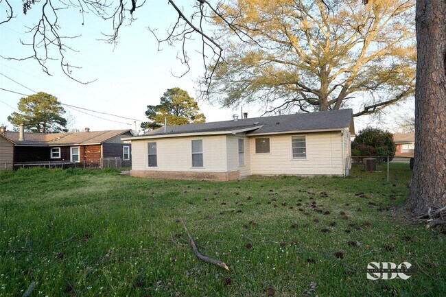 Building Photo - BIG HOME IN GARDEN VALLEY AREA OF SHREVEPORT