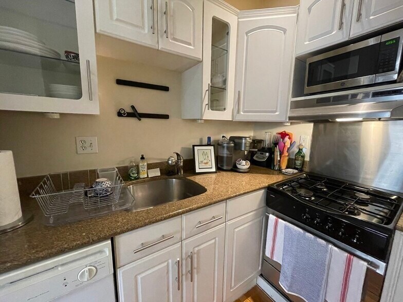 Building Photo - 145 Arlington St