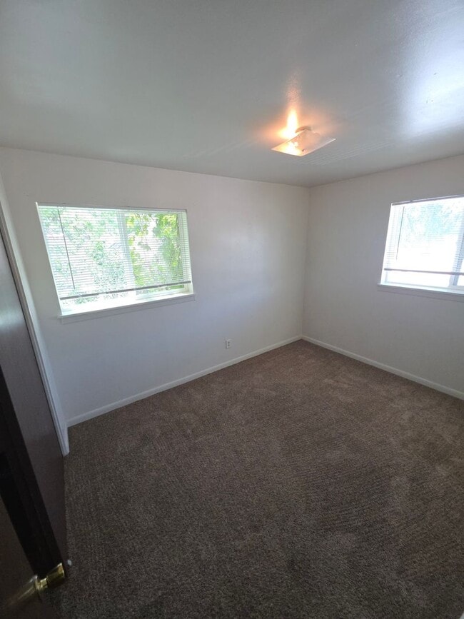 Building Photo - 1362 Elm Ave