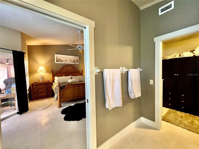 Building Photo - 4061 King Tarpon Dr