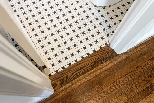 Building Photo - Heritage Historic - Unit B