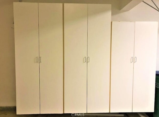 Building Photo - 243 Dewdrop