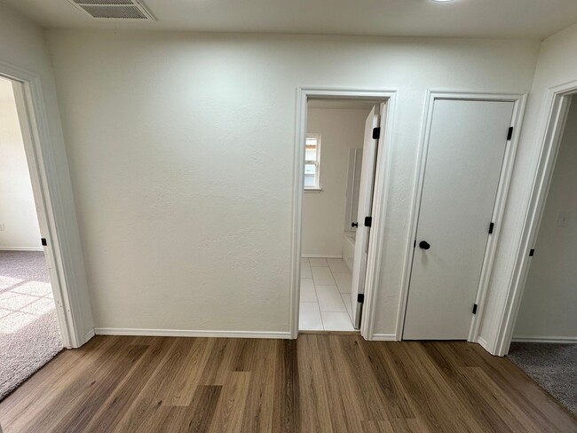 Building Photo - Beautiful 3bed/2bath House Available Near Tinker and Oklahoma Heart Hospital!