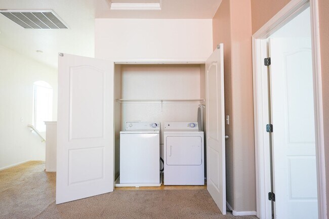 Building Photo - 3 Bed / 2.5 Bath Townhome with Loft, 2 Car Garage & Spacious Backyard – Southern Highlands