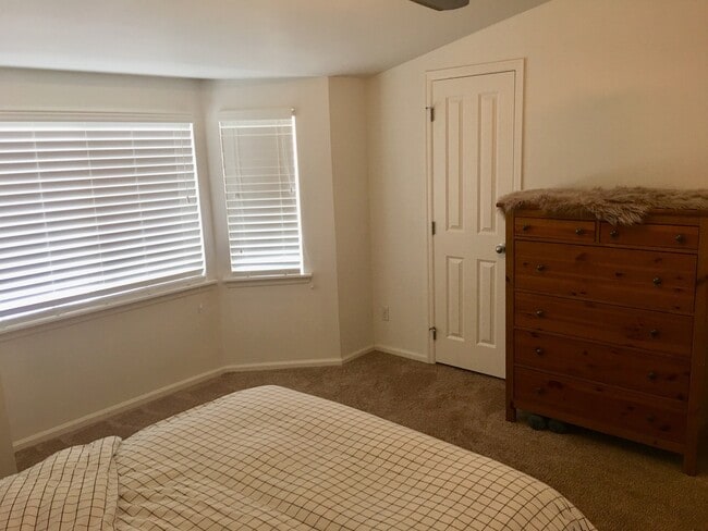 Building Photo - Stylish Townhome in Broadview