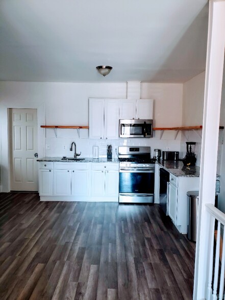 Building Photo - 628 William St