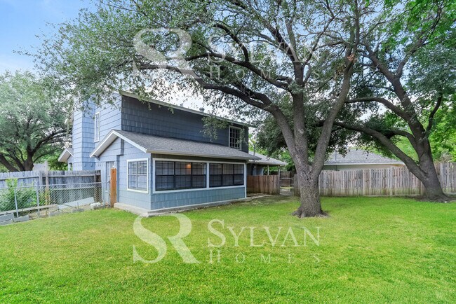 Building Photo - Feel welcome and comfortable in this spaci...