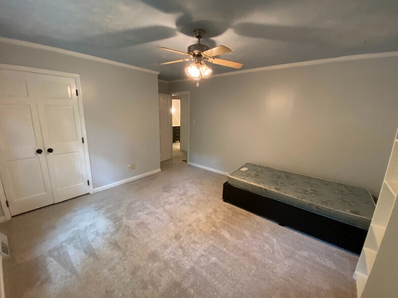 Building Photo - Room in House on Kilarney Dr