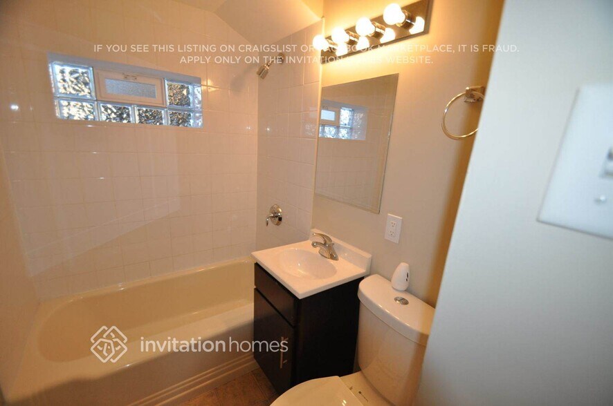 Building Photo - 10714 S Kedzie Ave