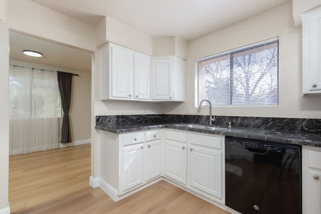 Building Photo - Remodeled 2nd floor unit in gated NW community